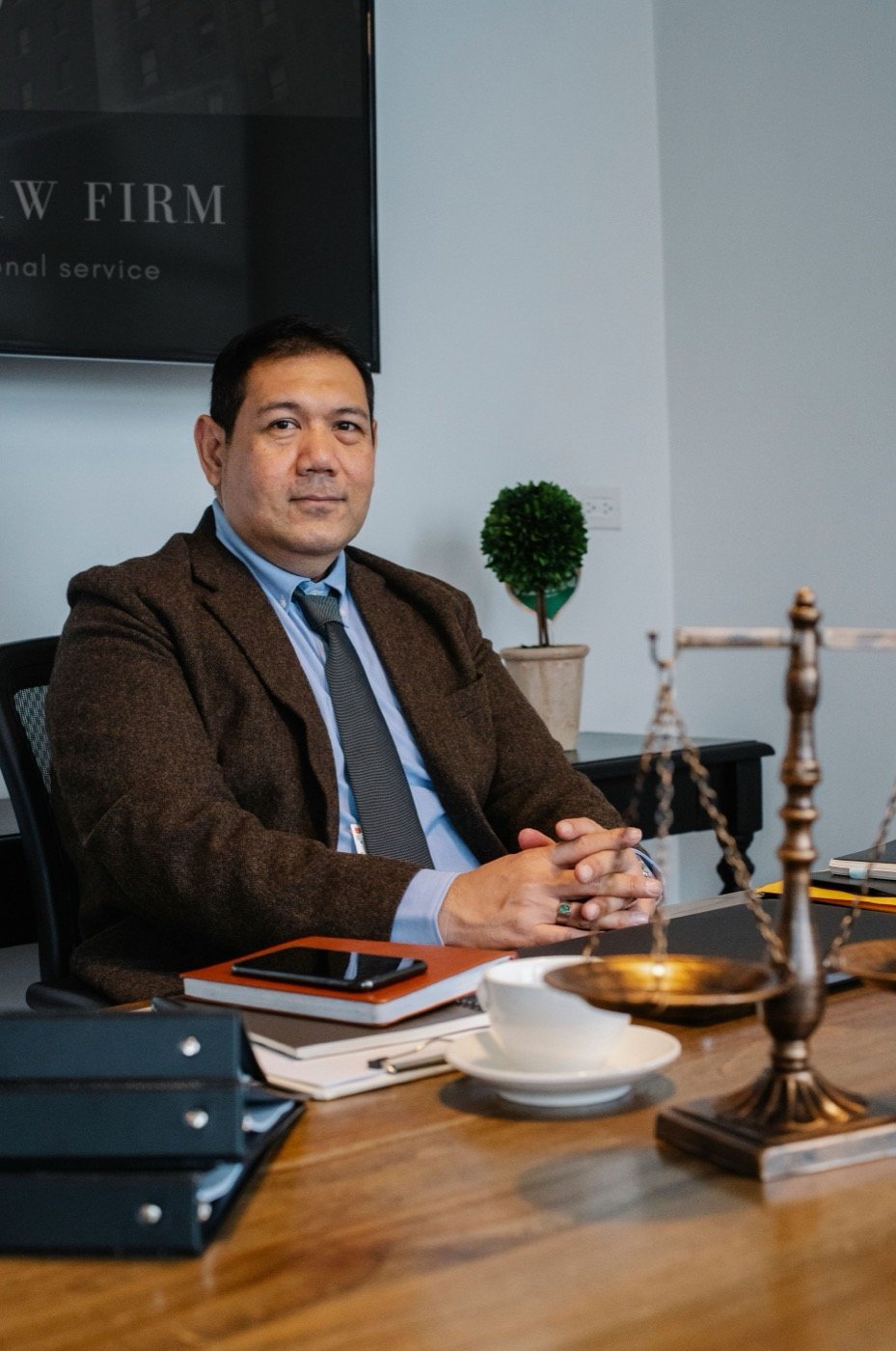 Abogado del despacho revisando un caso de recuperación
